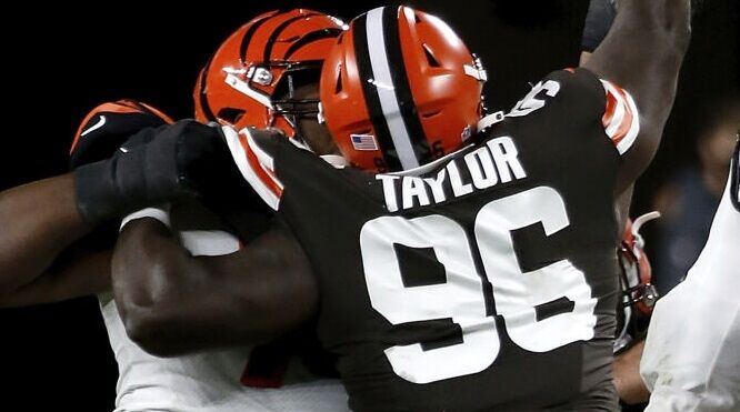 Cleveland Browns tackle Vincent Taylor